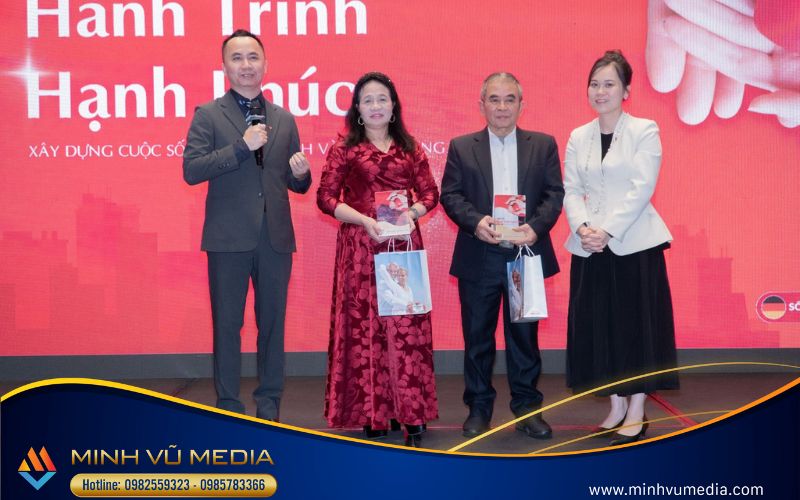 Trao tặng những phần quà tới các khách hàng